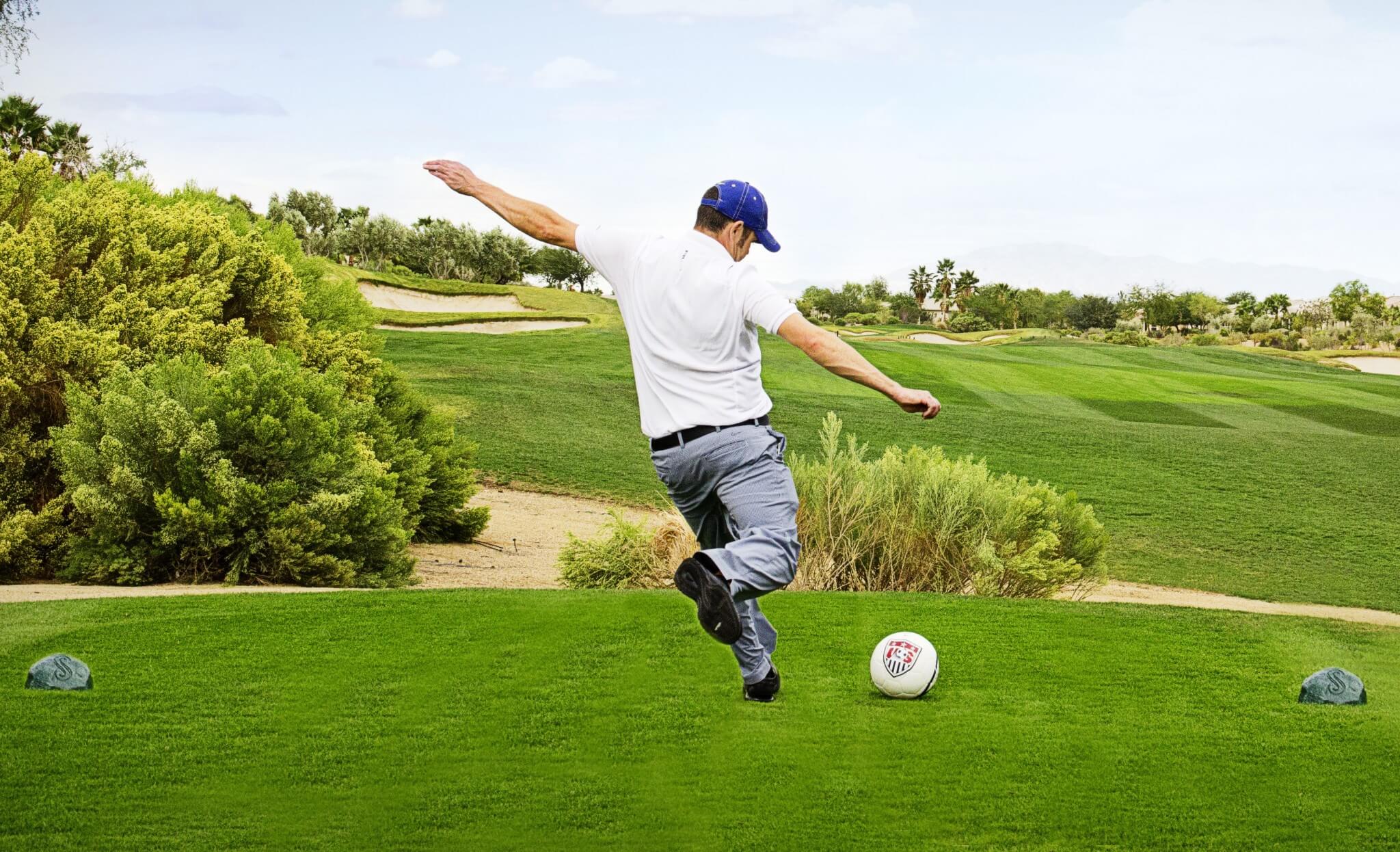 Mężczyzna grający w Footgolf